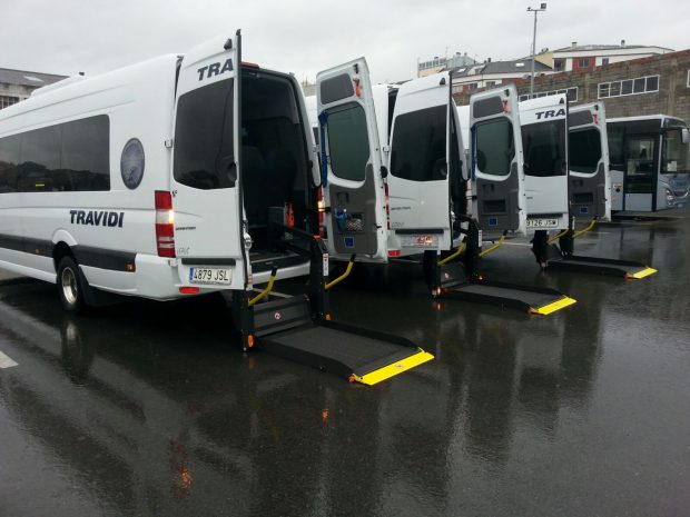 Microbus adaptado PMR con plataforma