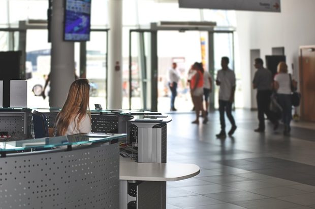 Utiliza nuestro servicio de línea regular al Aeropuerto de Santiago de Compostela